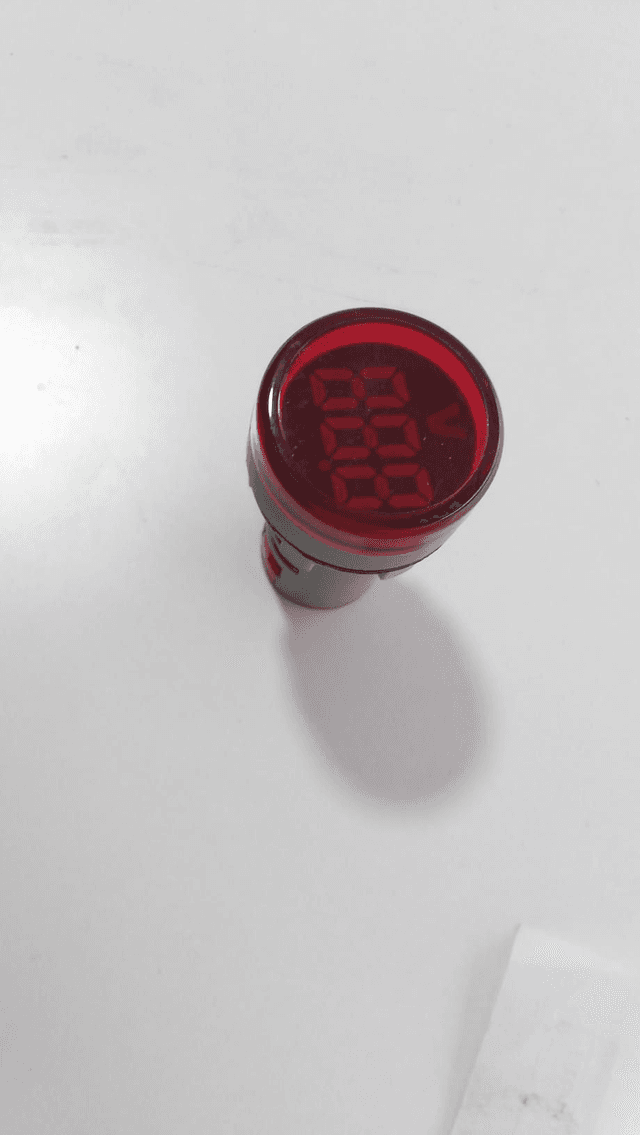 Luz piloto roja con voltímetro